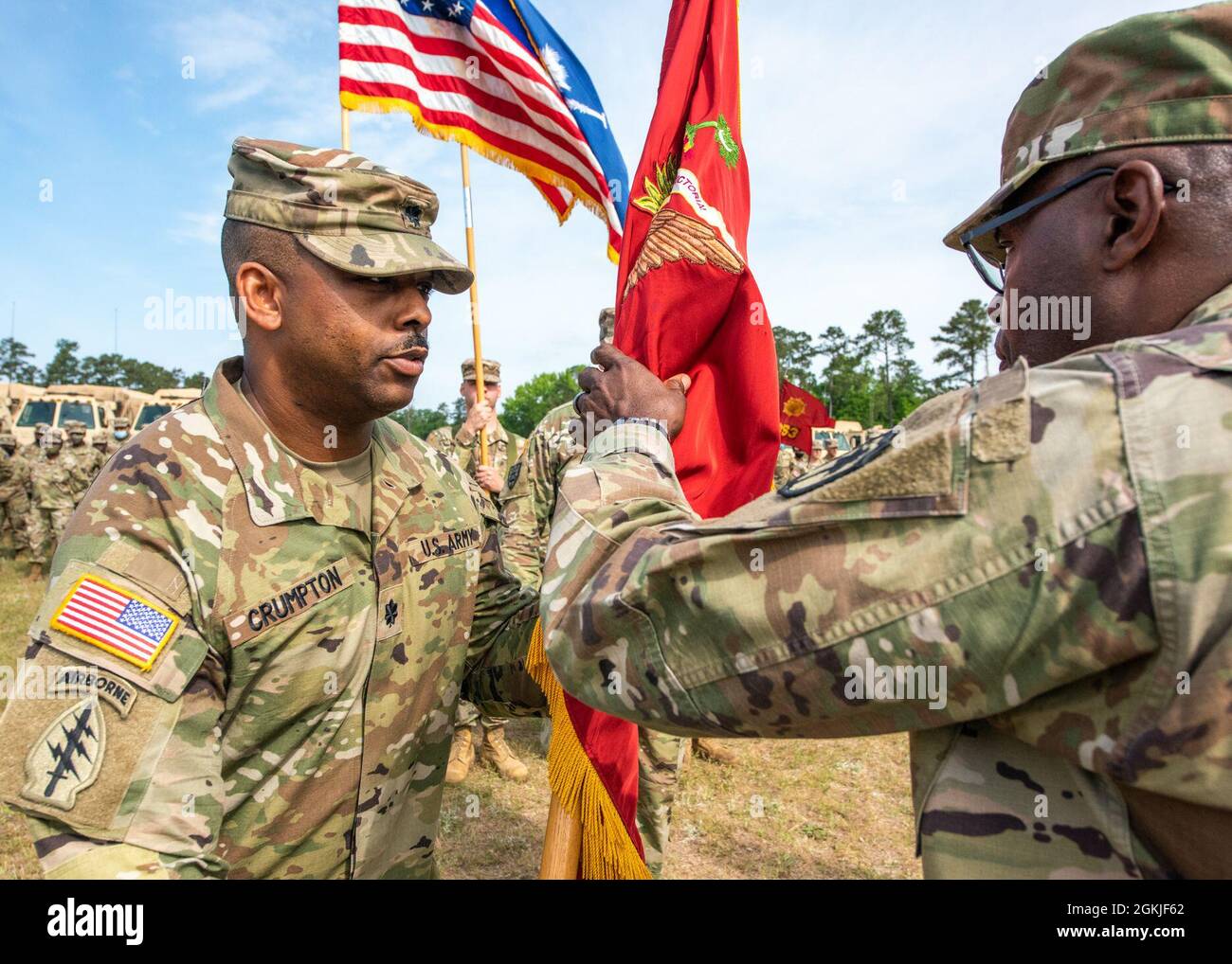 Il Battaglione dei trasporti 1050i, Guardia Nazionale della Carolina del Sud, ha condotto una cerimonia di cambio di comando alla base della Guardia Nazionale congiunta McEntire, Carolina del Sud, 2 maggio 2021, per riconoscere il comandante uscente, l'esercito degli Stati Uniti Lt. Denton W. Smith, E accogliere il comandante entrante, U.S. Army Lt. Col. Rudy E. Crumpton, Jr. Il battaglione è stato formato nel 2008 ed è stato riconosciuto a livello federale nell'aprile 2009. La missione del battaglione è quella di condurre operazioni di trasporto a motore e fornire supporto per il trasporto alle unità in tutto lo stato. Foto Stock