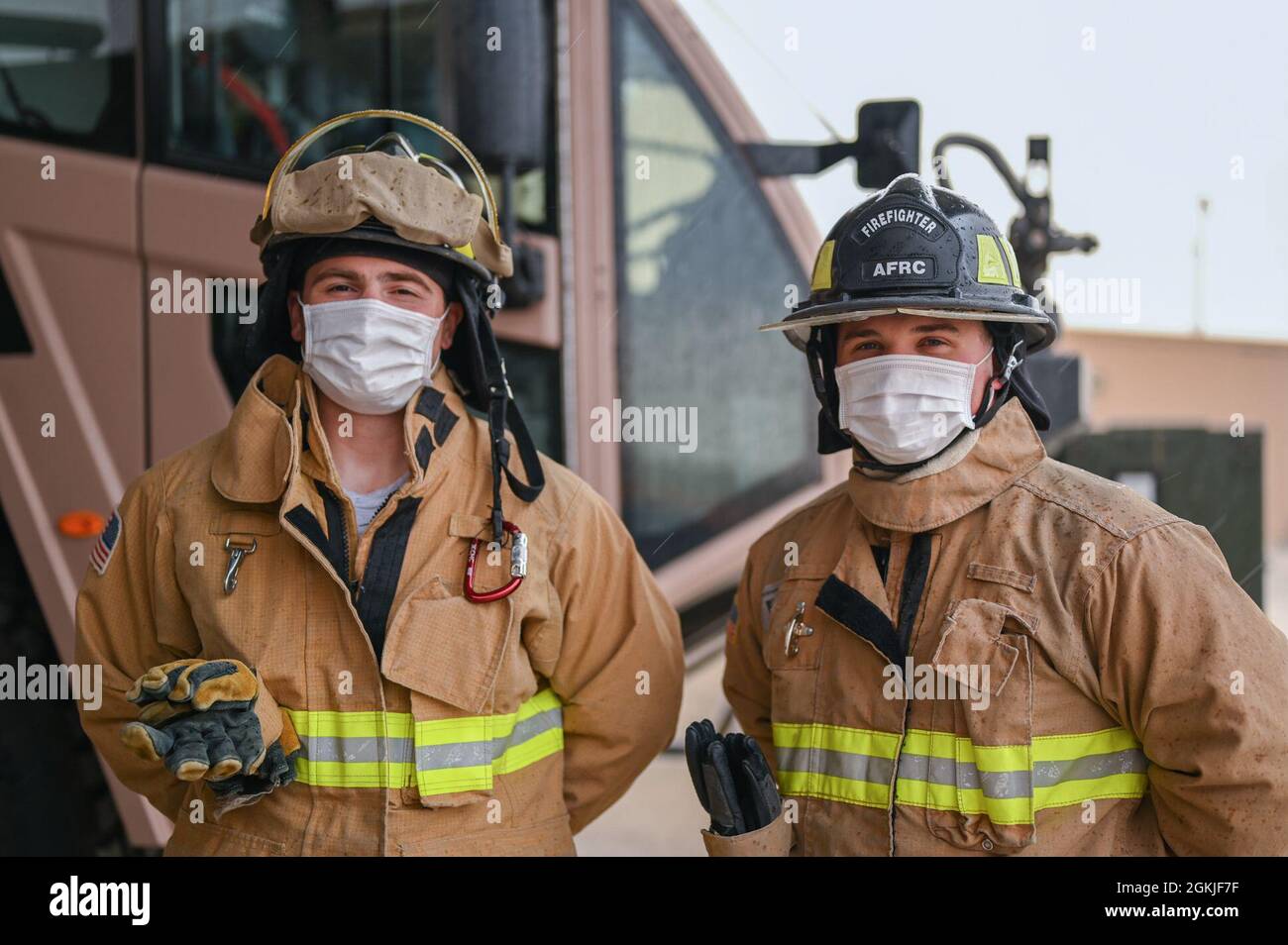 Il Senior Airman Tyler Zagarella e il Senior Airman Conor Woodbury, pompieri assegnati al 386th Expeditionary Civil Engineer Squadron, posano per una foto alla base aerea Ali al Salem, Kuwait, 2 maggio 2021. La Giornata Internazionale dei pompieri, osservata il 4 maggio, è una giornata per dimostrare sostegno e apprezzamento, onorando al contempo i sacrifici che i vigili del fuoco hanno fatto dedicando la loro vita per proteggere la comunità. Foto Stock