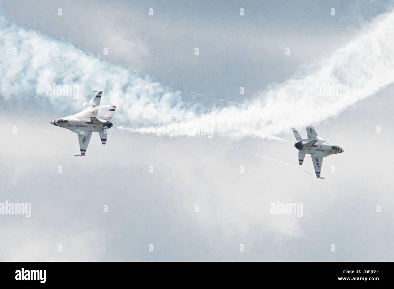 Thunderbirds suona per il Sound of Speed Airshow alla base della Guardia Nazionale aerea di Rosecrans a St. Joseph, Missouri, 2 maggio 2021. I Thunderbirds si sforzano di mostrare l'orgoglio e la professionalità dell'aviazione militare degli Stati Uniti ispirando una cultura di eccellenza e di servizio al paese attraverso dimostrazioni di volo e la comunità. Foto Stock