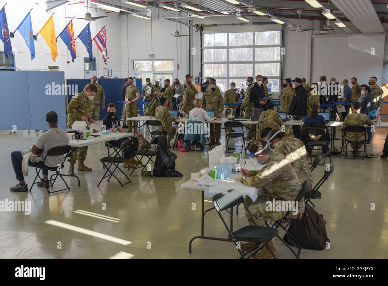 Soldati statunitensi con varie unità e civili si allineano per ricevere una vaccinazione COVID-19 alla 7a Army Training Command's (7ATC) Rose Barracks, Vilseck, Germania, 3 maggio 2021. Le cliniche sanitarie dell'esercito degli Stati Uniti a Grafenwoehr e Vilseck hanno condotto un'unità di vaccino 'una Comunità' COVID-19 maggio 3-7 per fornire migliaia di nomine alla comunità 7ATC di soldati, coniugi, Dipartimento dei civili dell'esercito, veterani e cittadini locali impiegati dall'esercito degli Stati Uniti. Foto Stock