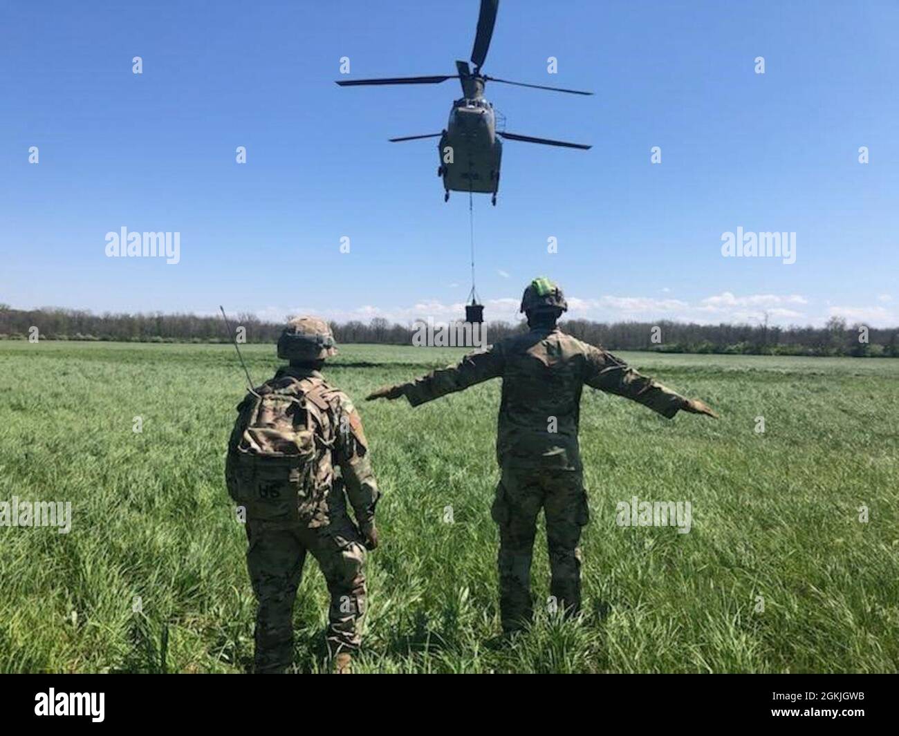 I soldati del 129° Battaglione di sostegno al combattimento, la 101a Brigata di sostegno alla Divisione, segna il punto di lancio per una consegna aerea a sostegno del GR21 a Camp Atterbury, Ind., 3 maggio 2021. Foto Stock