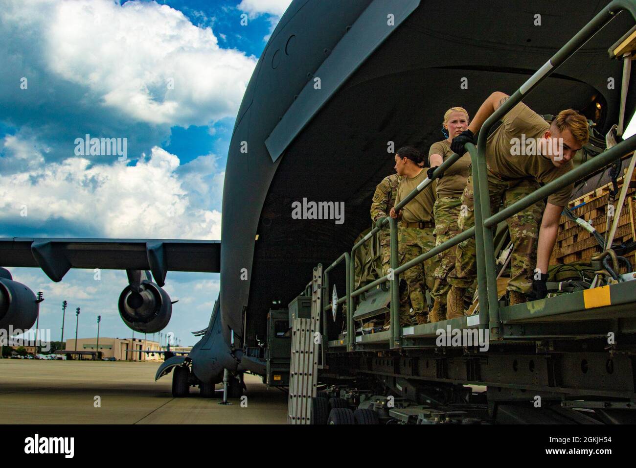 I paracadutisti e gli Airmen preparano e caricano l'attrezzatura per l'implementazione in Swift Response 21. L'attrezzatura verrà rilasciata da Parachute in Estonia prima dell'ingresso congiunto. La 82° Divisione Airborne eseguirà tre operazioni multinazionali Airborne per dimostrare la prontezza strategica, l'interoperabilità e la determinazione a sostenere l'Alleanza NATO durante la risposta Swift 21 (SR21), prevista per maggio 1-15 in tutta Europa. Più di 7,000 paracadutisti della 82a Divisione Airborne, terza squadra di combattimento Brigade, 82a Divisione Airborne; 173a Brigade Airborne, la sesta briga polacca Airborne Foto Stock