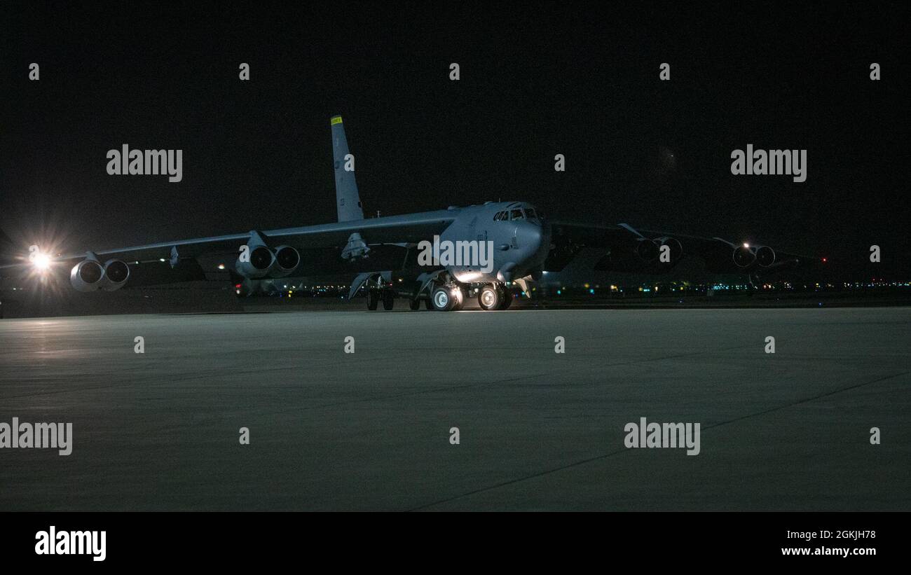 Un velivolo B-52H Stratofortress assegnato alla 5th Bomb Wing, Minot Air Force base, North Dakota, arriva il 4 maggio 2021, alla base aerea di al Udeid, Qatar. Due bombardieri aggiuntivi sono arrivati il 4 maggio, unendosi ai quattro B-52 aerei che sono arrivati alla fine di aprile per proteggere il ritiro ordinato e responsabile delle forze degli Stati Uniti e della coalizione dall'Afghanistan. Foto Stock