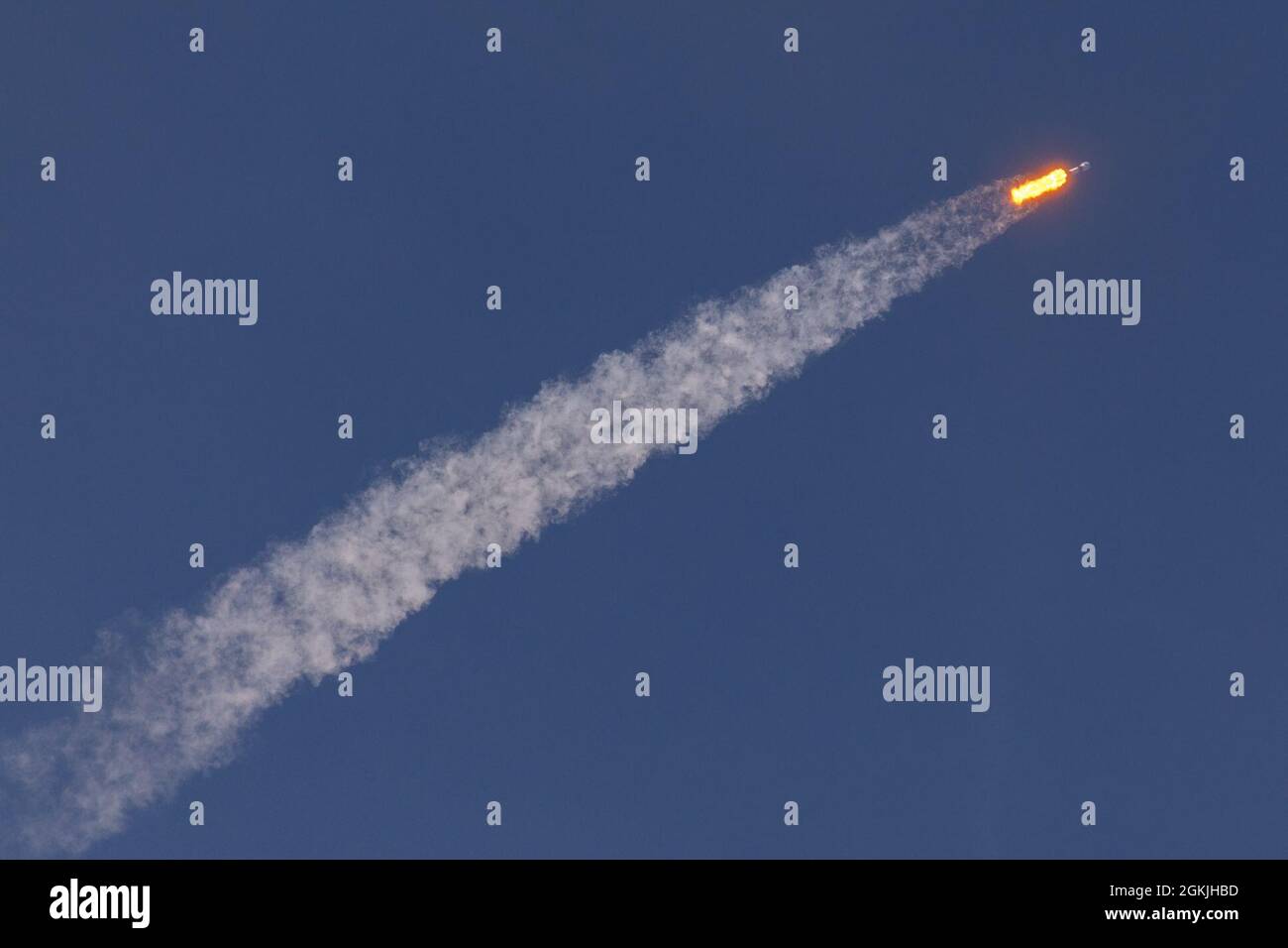 Un razzo Falcon 9 Starlink L-25 viene lanciato con successo da LC-39A al Kennedy Space Center, Fla., 4 maggio 2021. Finora nel 2021 sono stati lanciati 600 satelliti Starlink dalla fascia orientale. Foto Stock