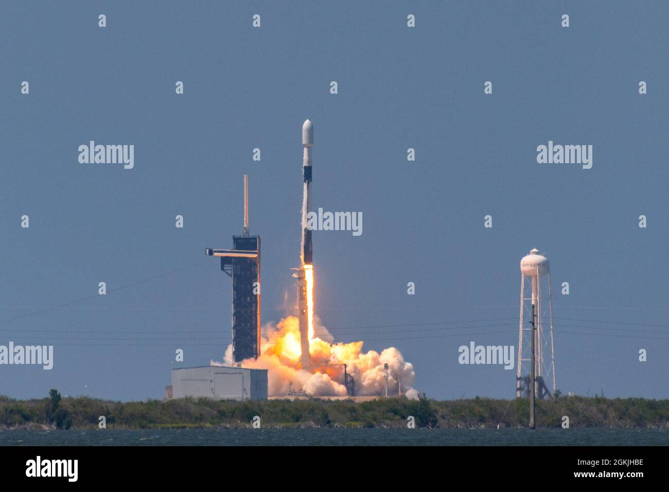 Un razzo Falcon 9 Starlink L-25 viene lanciato con successo da LC-39A al Kennedy Space Center, Fla., 4 maggio 2021. Finora nel 2021 sono stati lanciati 600 satelliti Starlink dalla fascia orientale. Foto Stock