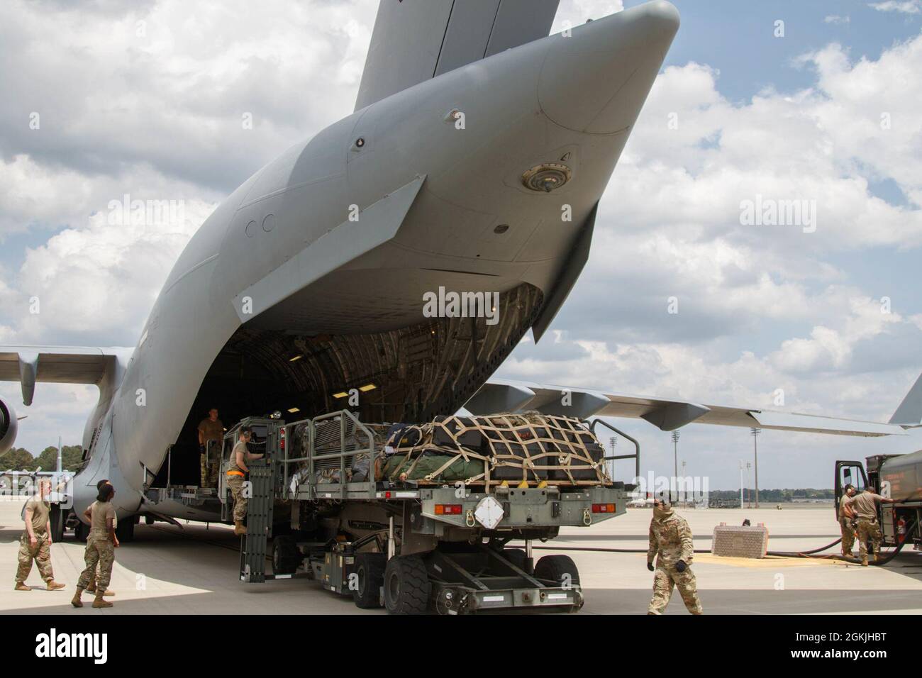 Paracadutisti e Airmen preparano e caricano attrezzature per il trasporto internazionale a sostegno dell'esercizio Swift Response 2021, 4 maggio 2021, presso Green Ramp, a Fort Bragg, Carolina del Nord. I pallet dell'attrezzatura sono dotati di paracadute per le gocce d'aria in Estonia, consegnate prima dell'attacco aereo Joint Forcble Entry. Foto Stock