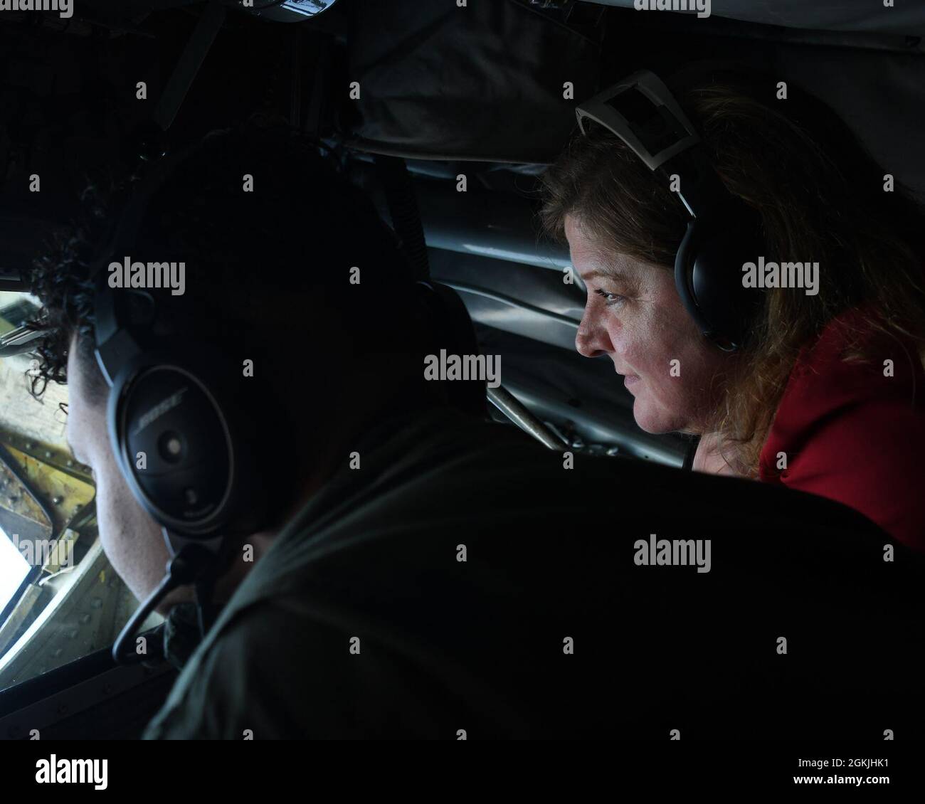 Il membro del personale del Congresso Kelly Goggin si trova accanto a Tech. SGT. Mark Simmons, 756th Air Refeling Squadron boom operatore, come dimostra come azionare il boom durante il volo 4 maggio 2021, da Joint base Andrews, MD. I membri del personale del Congresso hanno visitato l'ala per osservare una missione di rifornimento di aria con un aereo e-8C Joint STARS. Foto Stock