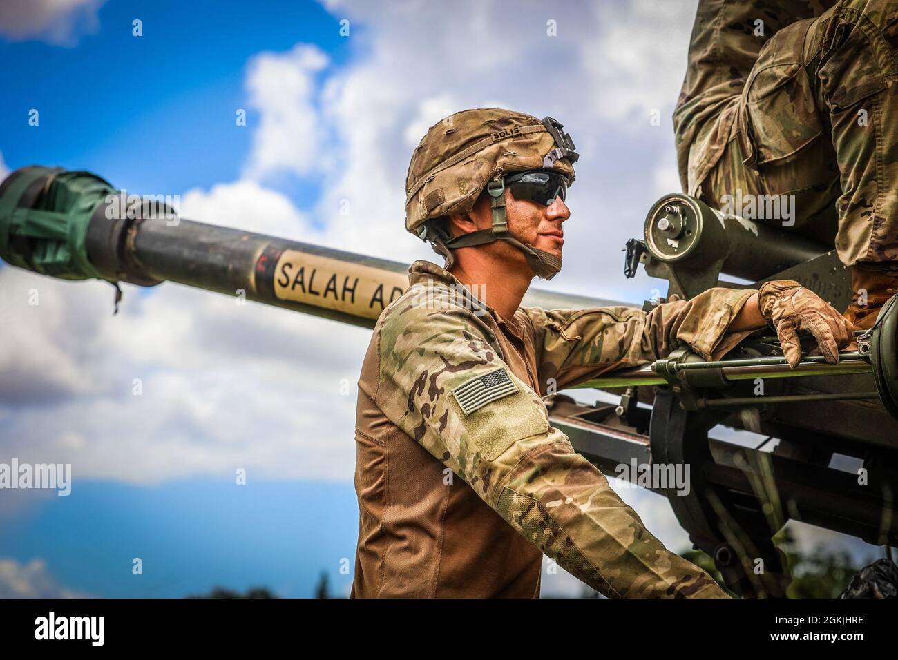 Caserma Schofield, HI — Soldati da Bravo Battery, 2° Battaglione, 11° Artillery campo, 25° Divisione fanteria Artillery condotto elevatore di carico di imbracatura e un Assalto aereo al punto di fuoco per l'empplacement howitzer durante un esercizio di addestramento congiunto condotto con Marine Heavy Helicopter Squadron (HMH) 463 a Schofeld Barracks, Hawaii, 4 maggio 2021. Questo esercizio ha migliorato la nostra collaborazione, l'interoperabilità e la disponibilità a sostenere un libero e aperto Indo-Pacific. Foto Stock