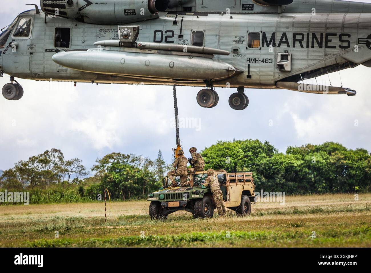 Caserma Schofield, HI — Soldati da Bravo Battery, 2° Battaglione, 11° Artillery campo, 25° Divisione fanteria Artillery condotto elevatore di carico di imbracatura e un Assalto aereo al punto di fuoco per l'empplacement howitzer durante un esercizio di addestramento congiunto condotto con Marine Heavy Helicopter Squadron (HMH) 463 a Schofeld Barracks, Hawaii, 4 maggio 2021. Questo esercizio ha migliorato la nostra collaborazione, l'interoperabilità e la disponibilità a sostenere un libero e aperto Indo-Pacific. Foto Stock