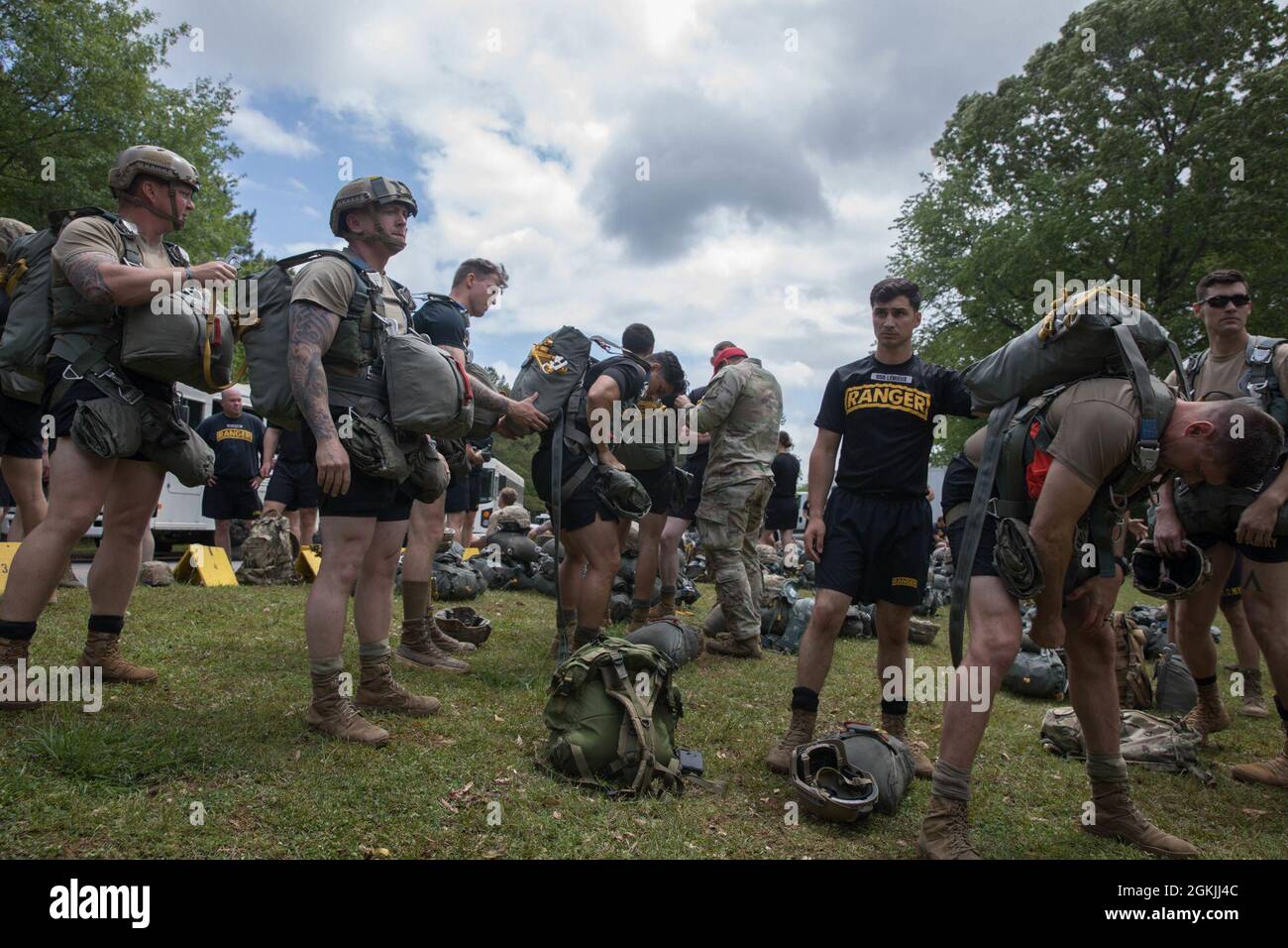 Un gruppo di Rangers dell'esercito degli Stati Uniti, assegnato al 5° Battaglione di addestramento del Ranger, si assiste l'un l'altro nel rigging in su nei loro paracadute MC- 6 vicino alla zona di atterraggio a War Hill Park, Lago Lanier, Dawsonville, GA., 5 maggio, 2021. Questi Rangers stanno conducendo un salto d’acqua per la giornata di famiglia della loro unità, e per rimanere esperti e aggiornati sullo stato di salto. Foto Stock