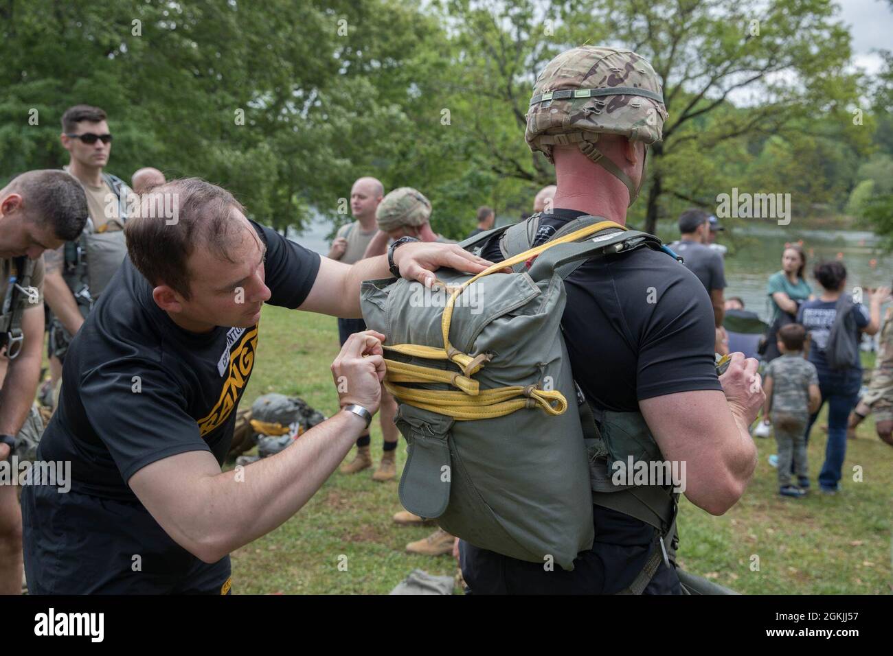 Un gruppo di Rangers dell'esercito degli Stati Uniti, assegnato al 5° Battaglione di addestramento del Ranger, si assiste l'un l'altro nel rigging in su nei loro paracadute MC- 6 vicino alla zona di atterraggio a War Hill Park, Lago Lanier, Dawsonville, GA., 5 maggio, 2021. Questi Rangers stanno conducendo un salto d’acqua per la giornata di famiglia della loro unità, e per rimanere esperti e aggiornati sullo stato di salto. Foto Stock