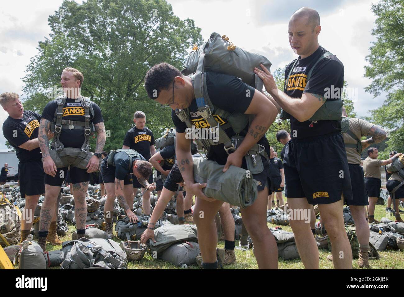 Un gruppo di Rangers dell'esercito degli Stati Uniti, assegnato al 5° Battaglione di addestramento del Ranger, si assiste l'un l'altro nel rigging in su nei loro paracadute MC- 6 vicino alla zona di atterraggio a War Hill Park, Lago Lanier, Dawsonville, GA., 5 maggio, 2021. Questi Rangers stanno conducendo un salto d’acqua per la giornata di famiglia della loro unità, e per rimanere esperti e aggiornati sullo stato di salto. Foto Stock