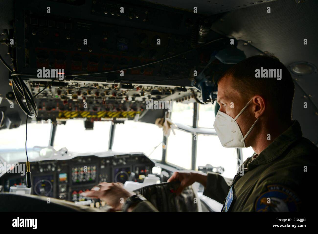 US Air Force EC-130H Compass Call pilota di aerei dal 43° Electronic Combat Squadron prepara EC-130 per Swift Response 21 alla base aerea di Ramstein, Germania, 5 maggio 2021. Swift Response 21 coinvolge più nazioni che uniscono gli sforzi per addestrare le unità nelle abilità di guerra di livello avanzato. Foto Stock