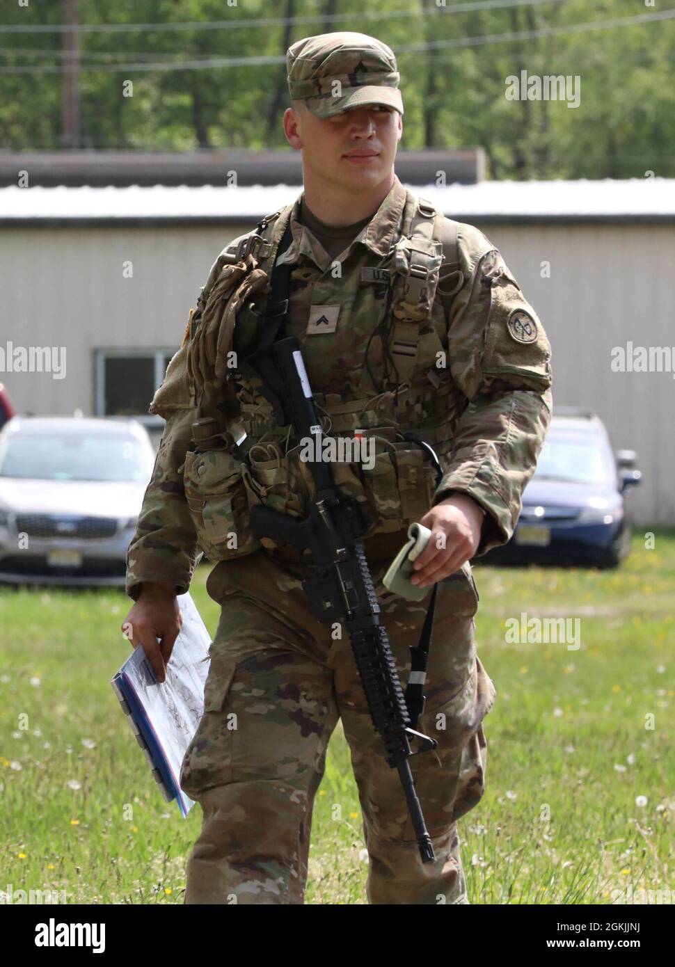 Guardia nazionale dell'esercito di New York CPL. Dakoatah Miller conduce il corso di navigazione terrestre durante il concorso 2021 Best Warrior il 4 maggio 2021, presso la Joint base Mcguire-Dix-Lakehurst, New Jersey. Miller ha finito per primo nella categoria arruolato junior e rappresenterà il nord-est durante la competizione della Guardia Nazionale dell'Esercito in Arizona nel mese di luglio. Foto Stock