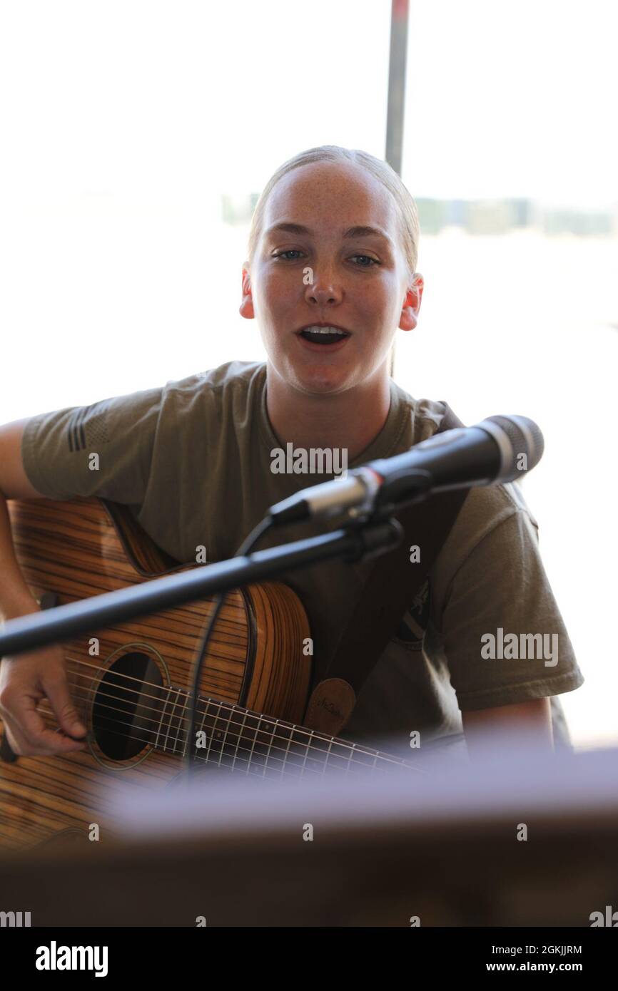 Personale Sgt. Krysta Roberts, uno specialista di elementi di gestione del campo aereo con la 28a Expeditionary Combat Aviation Brigade (ECAB) canta una canzone durante un SARC, EO e Chaplain si riuniscono a Camp Buehring, Kuwait. Foto Stock