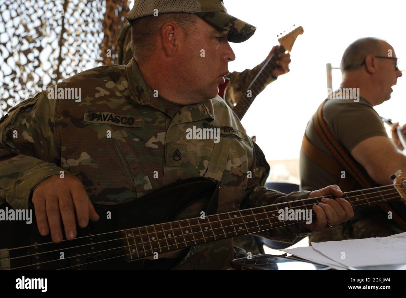 Personale Sgt. Michael Pavasco, un sergente dell'Information Technology con la 28a Expeditionary Combat Aviation Brigade (ECAB) canta una canzone durante un SARC, EO e Chaplain si riuniscono a Camp Buehring, Kuwait. Foto Stock