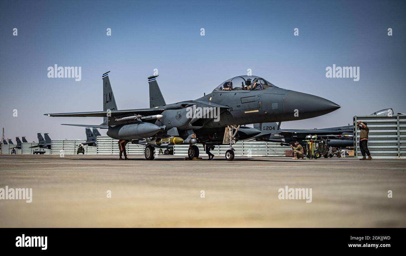 I piloti e gli ufficiali dei sistemi di armi del 494th Expeditionary Fighter Squadron, assegnato alla 332d Air Expeditionary Wing, hanno imparato a letto i loro uccelli, calandandolo, controllando tutti i sistemi e rifornire l'aereo, da qualche parte nel sud-ovest asiatico in una posizione inspiegata. Questo training è utile quando si tratta di far atterrare le loro aquile F-15E Strike presso i barebase e non hanno accesso al personale di supporto per la manutenzione. Foto Stock