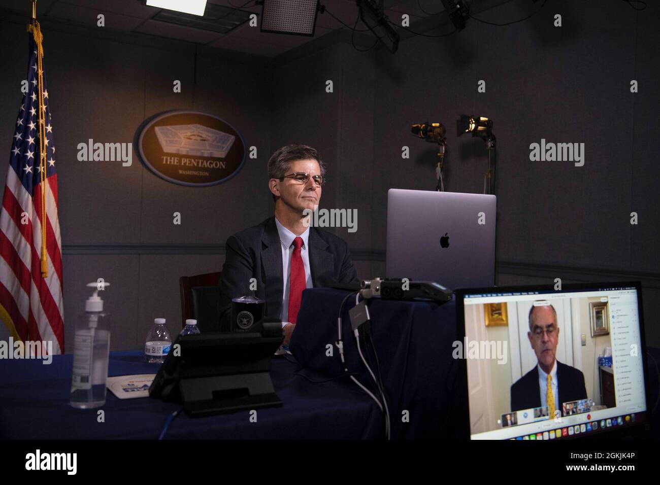 Svolgendo i compiti del Segretario aggiunto alla Difesa per la Politica spaziale John D. Hill partecipa a un'audizione virtuale della Camera dei servizi Armed e della Commissione Affari Esteri della Camera degli Esteri sulla “creazione di un quadro per l'ordine basato sulle regole nello spazio” dal Pentagono, Washington, D.C., 5 maggio 2021. Foto Stock