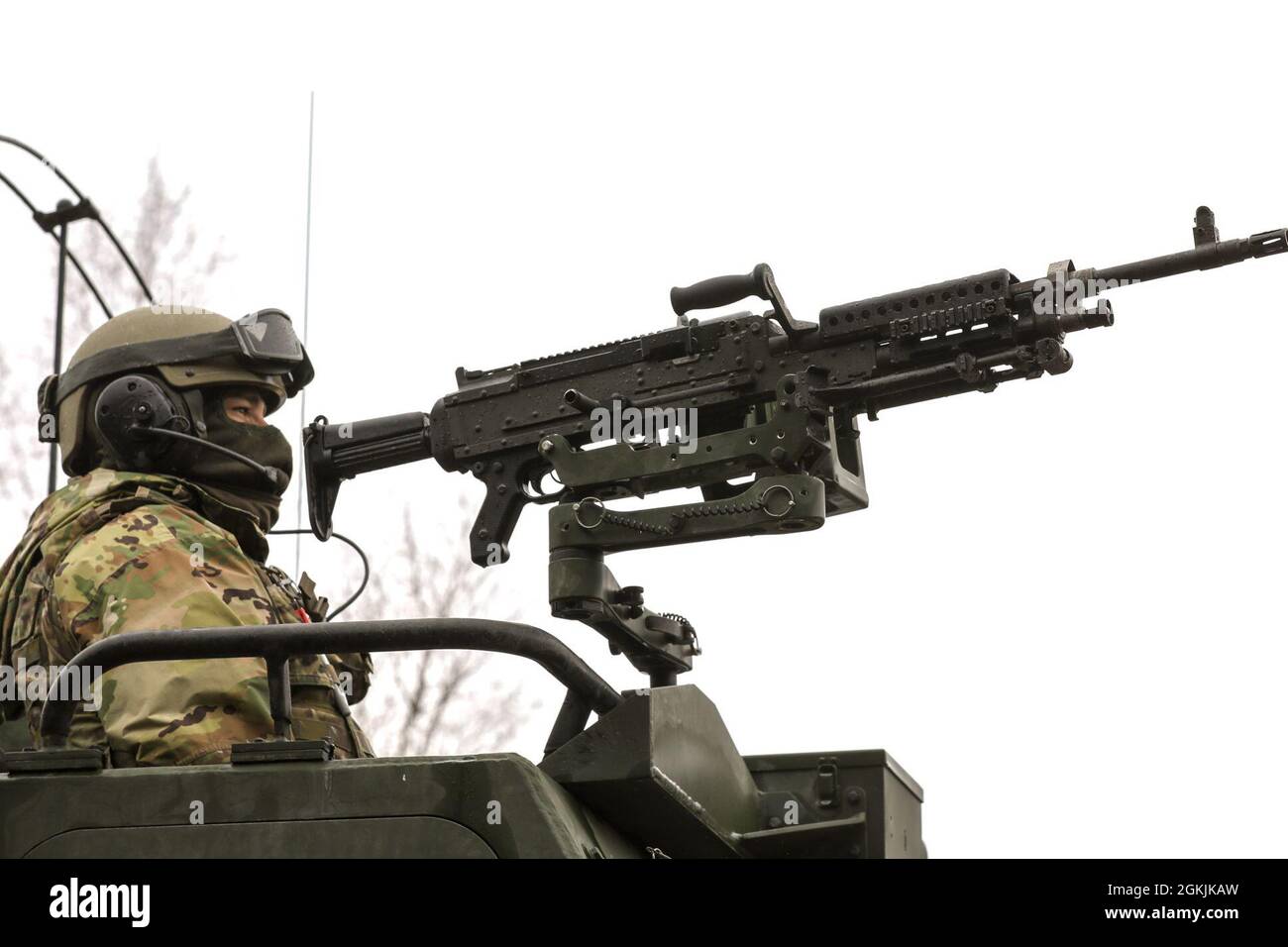 AREA DI ADDESTRAMENTO CENTRALE DI TAPA, Estonia — U.S. Army Sgt. Casey Bookout di Montrose, CO a M270 Missile Launch Rocket System Crewmember dalla batteria Bravo, 1° Battaglione, 77° reggimento artiglieria campo, 41° Brigata artiglieria campo, E in attesa di ulteriori ordini per l'esercizio di fuoco in diretta a sostegno di incendi Shock, una serie di esercizi di incendi a sostegno DI DEFENDER-21, qui, 5 maggio 2021. Questa parte degli incendi Shock è a sostegno di Swift Response 21, un esercizio collegato di DEFENDER-Europe 21 che prevede attività operative speciali, aggressioni aeree ed esercitazioni antincendio in Estonia, Bulgaria, Foto Stock