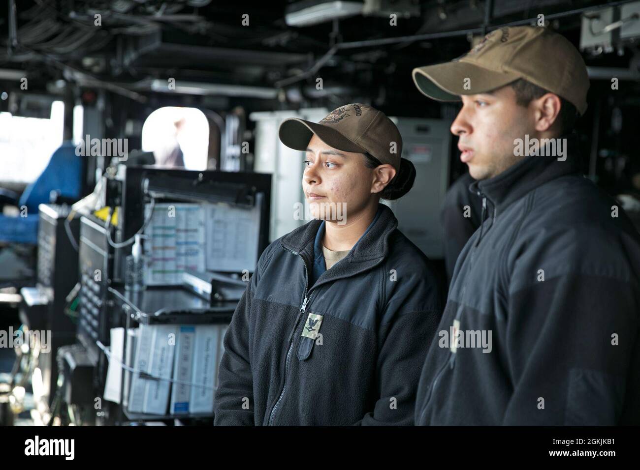 210501-N-OI940-1016 OCEANO ATLANTICO (5 maggio 2021) Gunner's Mate 3rd Class Kimberly Picazo e Ensign Jason Taylor, entrambi assegnati alla nave portuale di trasporto anfibio USS San Antonio (LPD 17), stand watch sul ponte della nave, 5 maggio 2021. San Antonio opera nell'Oceano Atlantico con lo Squadrone anfibio 4 e la 24a unità Marine Expeditionary (24th MEU) come parte del Gruppo Amphibious Ready di Iwo Jima. Foto Stock