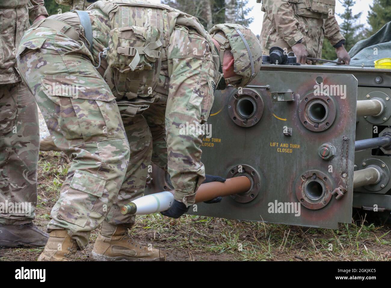 AREA DI ADDESTRAMENTO CENTRALE DI TAPA, Estonia — U.S. Army Sgt. Prima classe Matthew McDougall di la Grande, Oregon, un Crewmember del sistema di lancio multiplo dalla batteria di Bravo, 1° Battaglione, 77° reggimento di artiglieria di campo, 41° Brigata di artiglieria di campo, impara come il 3° reggimento, artiglieria reale di cavalli dal gruppo di battaglia avanzata della NATO - Estonia, Pronti i loro razzi MLRS per l'esercizio di fuoco in tensione a sostegno di incendi Shock, una serie di esercizi di incendi a sostegno DI DEFENDER-21, qui, 5 maggio 2021. Questa parte degli incendi Shock è a supporto di Swift Response 21, un esercizio collegato di DEFENDER-E. Foto Stock