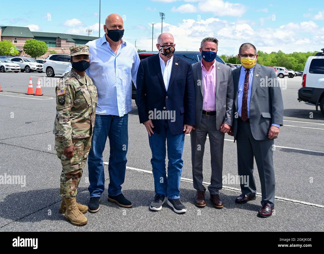 Maryland Gov Larry Hogan e U.S. Army Briga. Janeen Birckhead, comandante della Guardia Nazionale dell'Esercito del Maryland, posa per una foto con Cal Ripken Jr insieme ad altri funzionari governativi del Maryland durante una visita al sito di vaccinazione del Ripken Stadium il 5 maggio 2021, ad Aberdeen, Maryland. Birckhead guida la Vaccine Equity Task Force, un'iniziativa per promuovere un accesso equo al vaccino COVID-19 in tutto il Maryland. Foto Stock