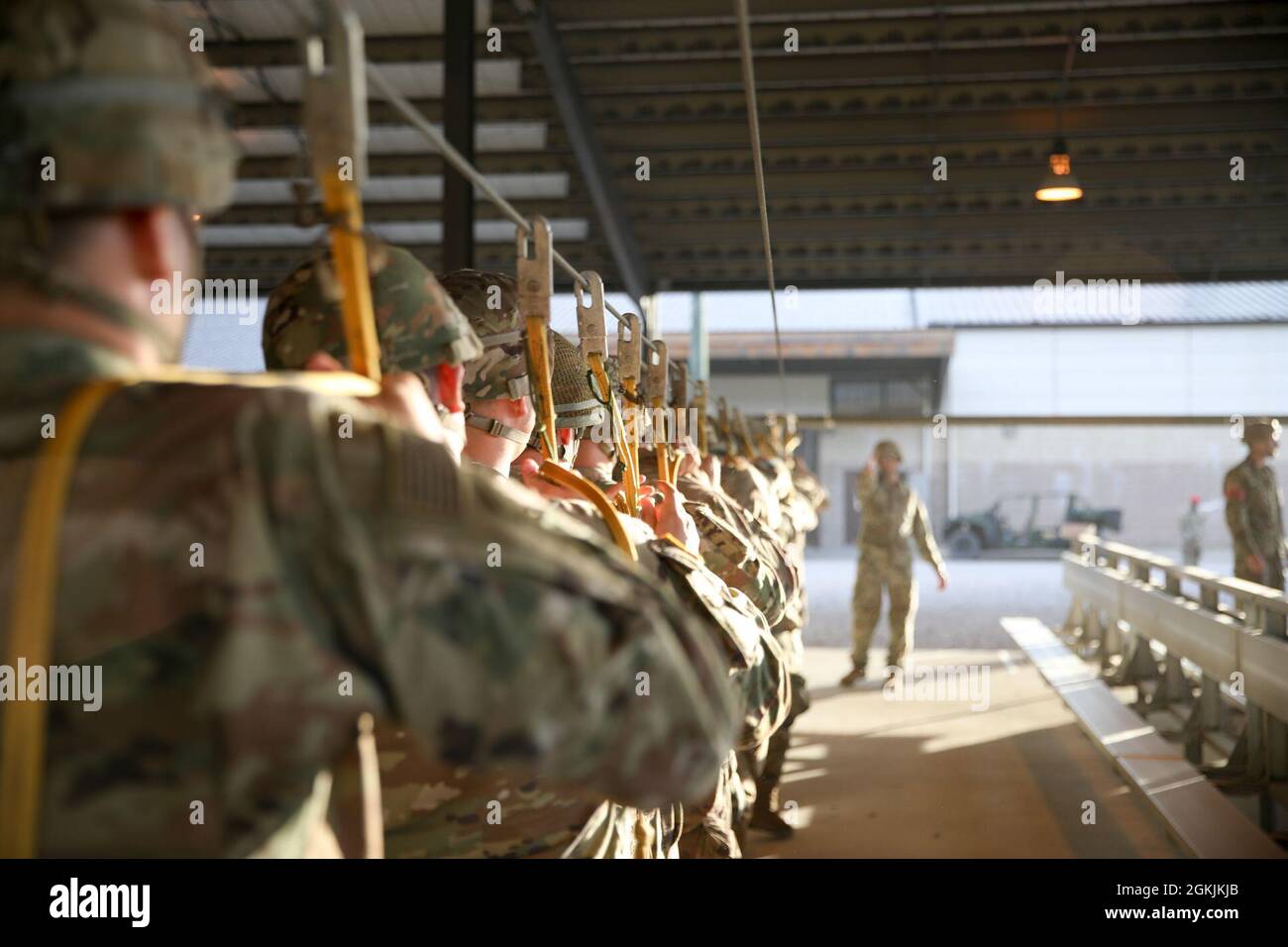 I paracadutisti statunitensi assegnati alla 82° Divisione Airborne e i paracadutisti britannici assegnati al 2° Regiment Paracadute conducono una formazione aerea sostenuta (SAT) a Green Ramp, North Carolina, 6 maggio 2021. La formazione è in preparazione di Swift Response 2021, un esercizio legato al Defender Europe che coinvolge paracadutisti provenienti da 10 nazioni della NATO. Foto Stock