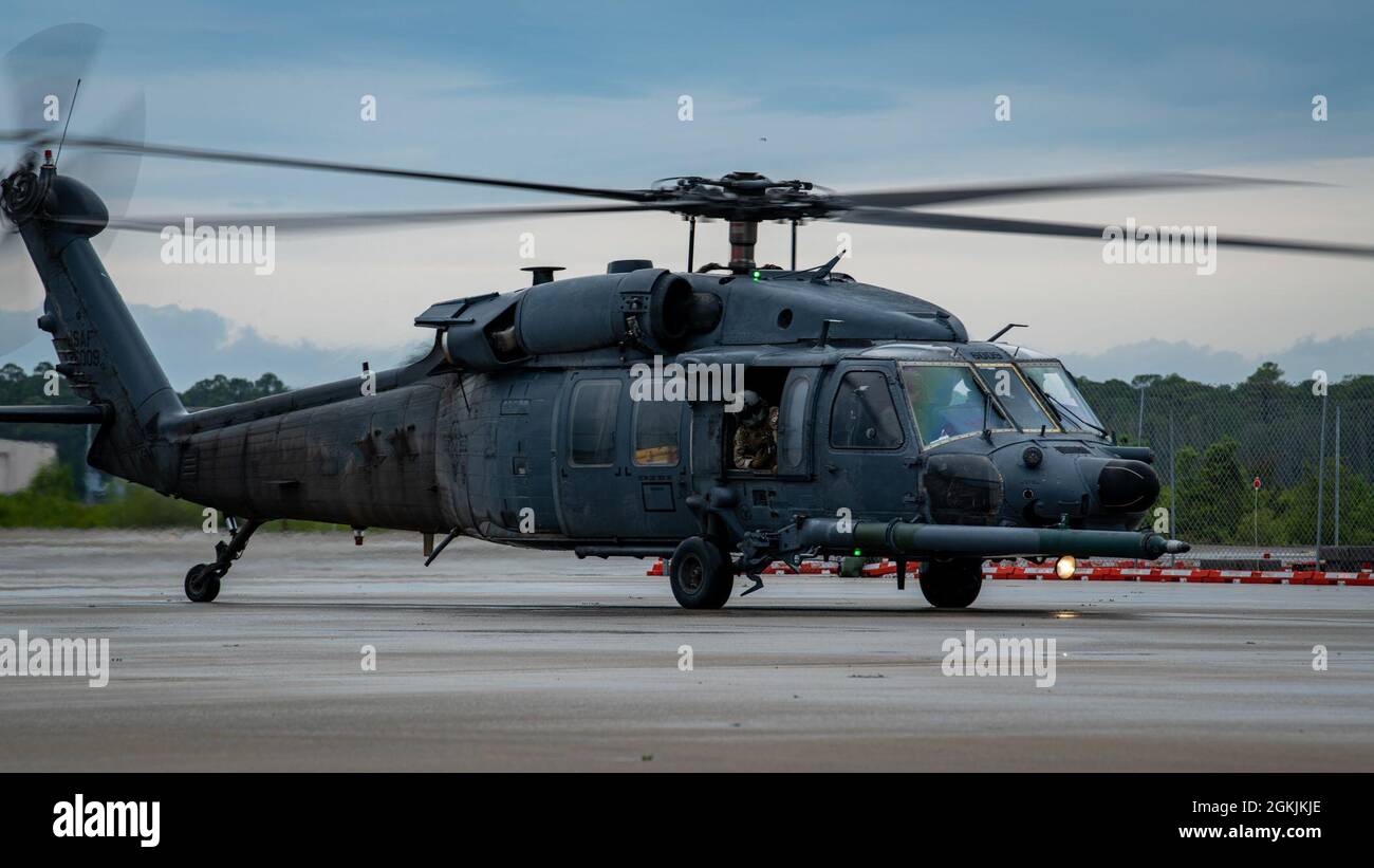 Franks, 15° comandante dell'Air Force e taxi dell'equipaggio il volo di ritiro per l'elicottero MH-60G Pave Hawk a Hurlburt Field, Florida, 5 maggio 2021. Il generale maggiore Franks volò lo stesso falco MH-60 durante l'operazione FORZE ALLEATE, salvando un pilota F-117 abbattuto dal territorio nemico; nel 1999, durante l'operazione, l'elicottero apparteneva al 55esimo Squadrone Special Operations presso Hurlburt Field. L'elicottero sarà esposto all'Hurlburt Field Memorial Air Park. Foto Stock