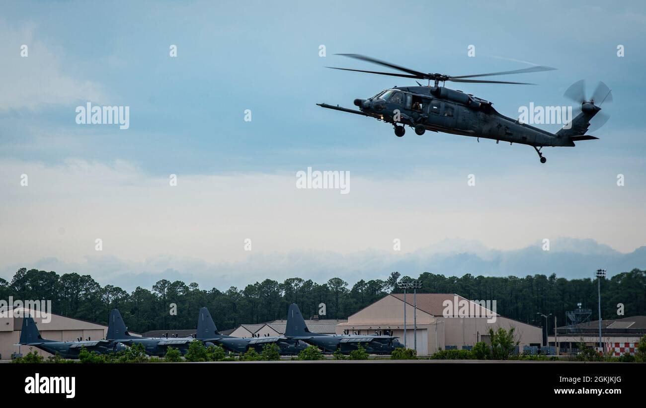 Franks, 15° comandante dell'Air Force e equipaggio si preparano a atterrare il volo di ritiro per l'elicottero MH-60G Pave Hawk a Hurlburt Field, Florida, 5 maggio 2021. Il generale maggiore Franks volò lo stesso falco MH-60 durante l'operazione FORZE ALLEATE, salvando un pilota F-117 abbattuto dal territorio nemico; nel 1999, durante l'operazione, l'elicottero apparteneva al 55esimo Squadrone Special Operations presso Hurlburt Field. L'elicottero sarà esposto all'Hurlburt Field Memorial Air Park. Foto Stock