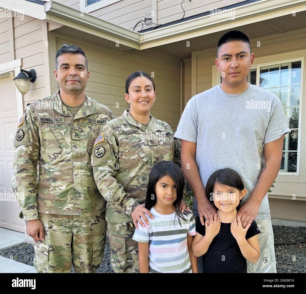 SGT. 1st Class Gladys Montelongo serve nella Guardia Nazionale dell'Esercito Idaho per fornire migliori opportunità per se stessa e la sua famiglia, compreso il guadagno di circa $ 55,000 in bonus di ascolto e di riascolto; l'acquisto della sua prima casa utilizzando un prestito casa VA; incontrando suo marito e guadagnando una laurea con il suo aiuto per le lezioni militari. Dopo 12 anni di servizio, è ancora il giusto esempio per i suoi figli e soldati attraverso dedizione, duro lavoro e buona leadership. Foto Stock