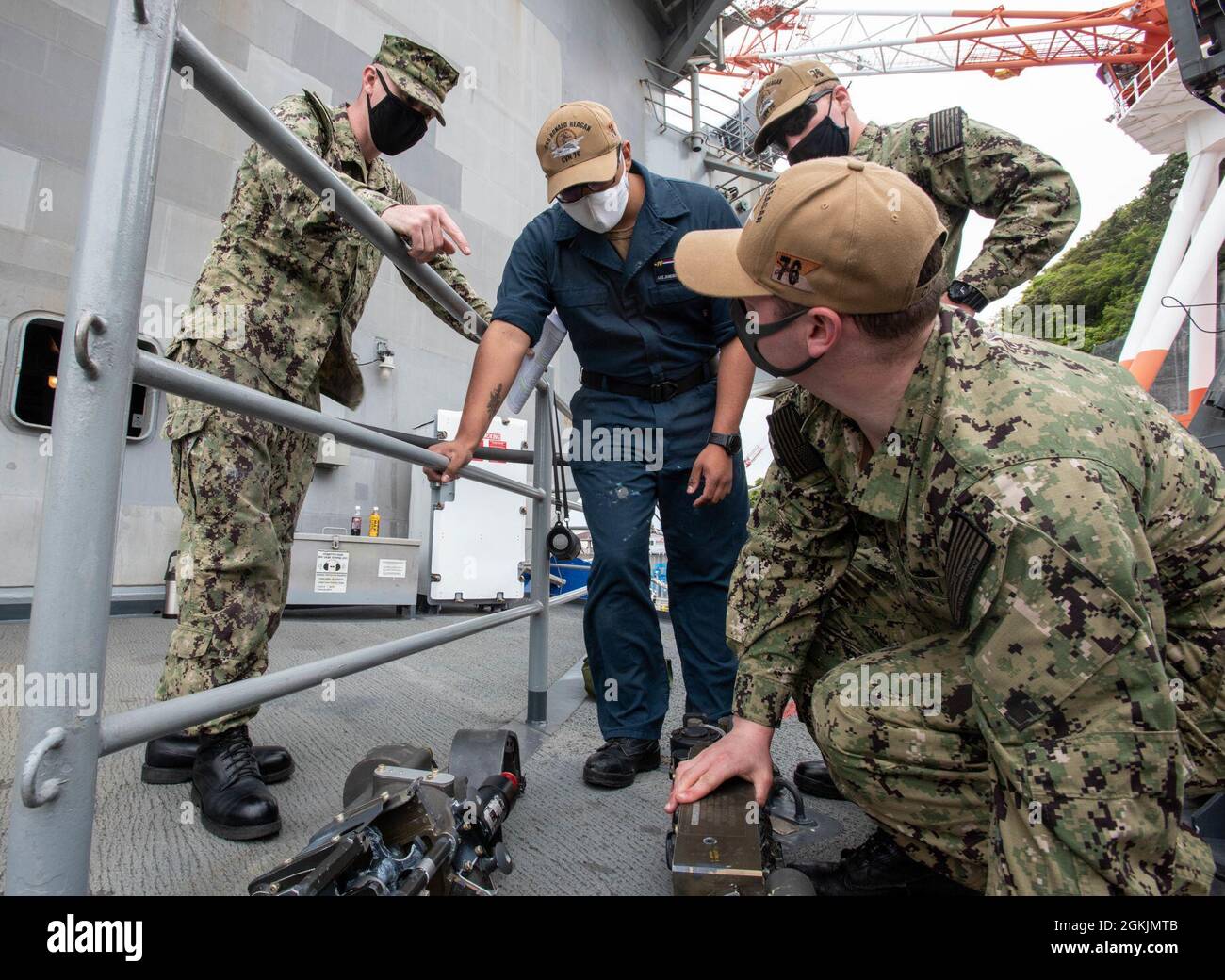 210505-N-WU964-1039 YOKOSUKA, Giappone (5 maggio 2021) i marinai eseguono la manutenzione su un sistema di mitragliatrici MK 38- 25mm sull'unica portaerei della Marina statunitense USS Ronald Reagan (CVN 76). Ronald Reagan, la nave ammiraglia del Carrier Strike Group 5, fornisce una forza pronta per i combattimenti che protegge e difende gli Stati Uniti, nonché gli interessi marittimi collettivi dei suoi alleati e partner nella regione Indo-Pacific. Foto Stock