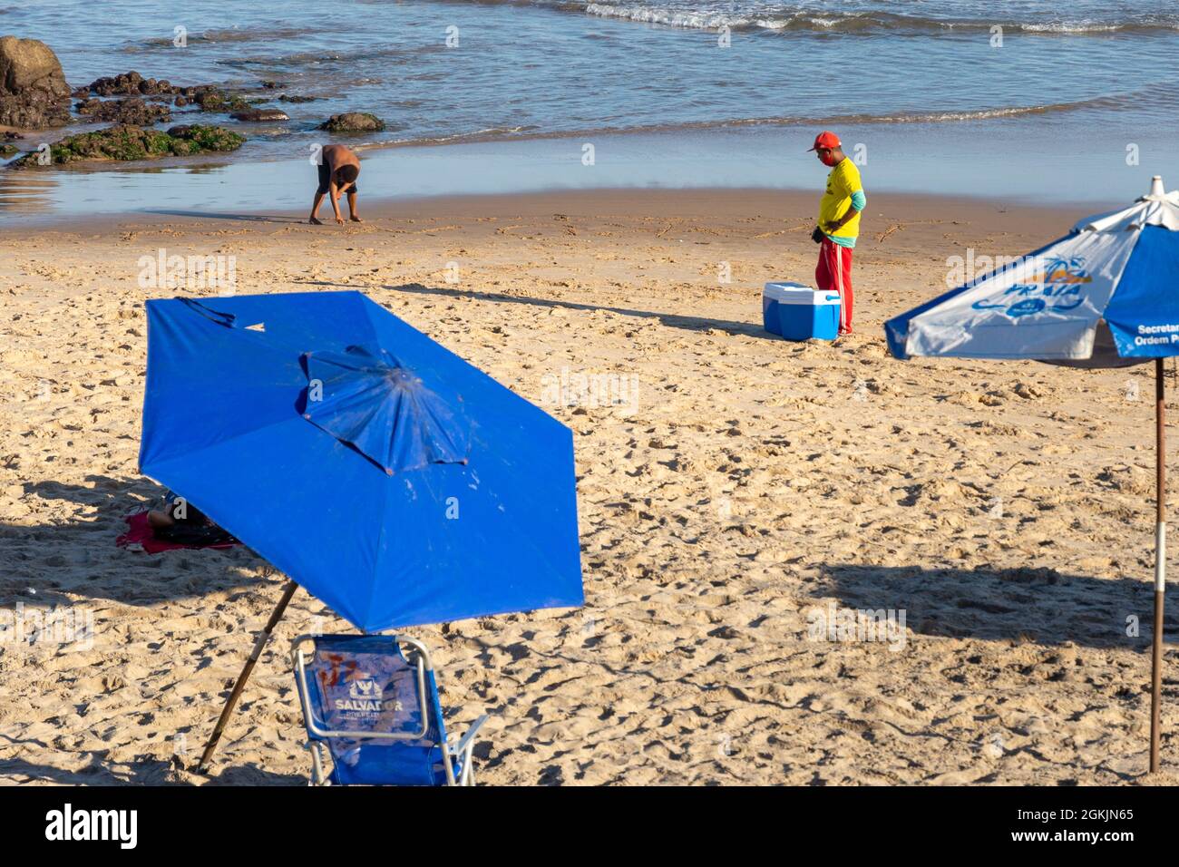 Salvador, Bahia, Brasile - 17 giugno 2021. Persone a Farol da barra spiaggia in piena pandemia per rimuovere lo stress causato da coronavirus. Foto Stock