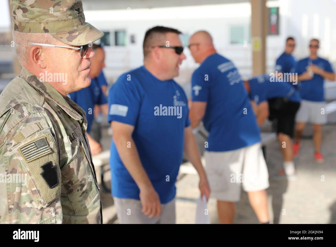 Howard Lloyd, comandante della 28a brigata aerea di combattimento, dimostra il suo sostegno per questa settimana passeggiata di preghiera a Camp Buehring, Kuwait. Foto Stock