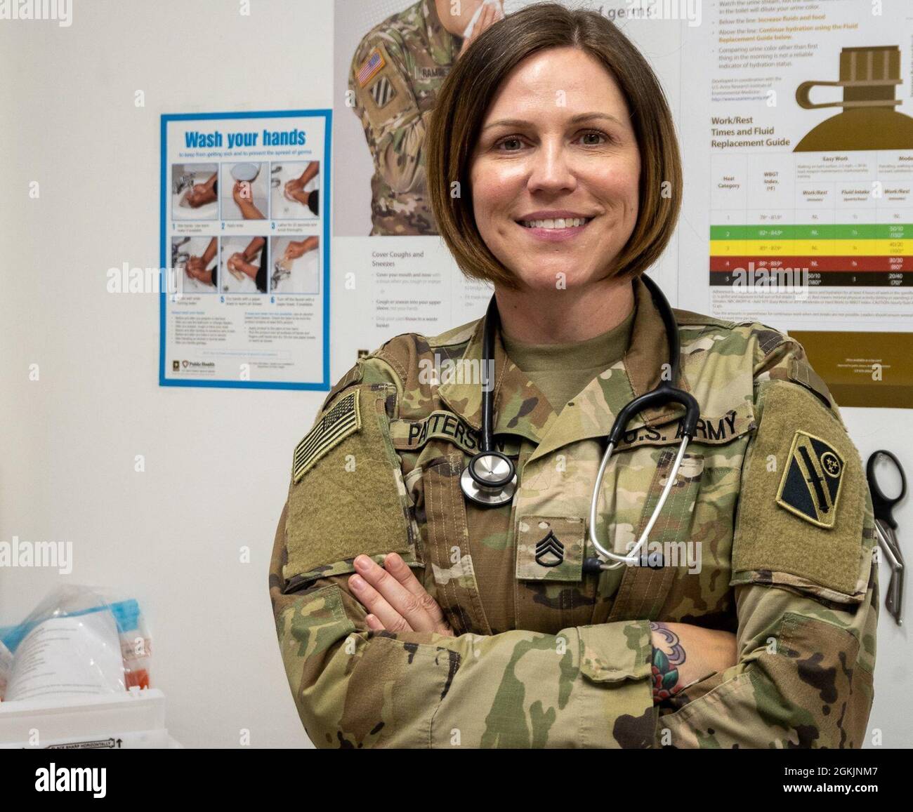 Il personale dell'esercito degli Stati Uniti Sgt. Carissa M. Patterson, clinica NCOIC, sede centrale e sede centrale Battaglione, 1-181 FAR, Task Force Iron Valor, si pone a Camp Arifjan, Kuwait, 9 maggio 2021. Patterson fornisce cure mediche di emergenza in un ambiente di addestramento o di combattimento e assistenza primaria e protezione della salute. Foto Stock