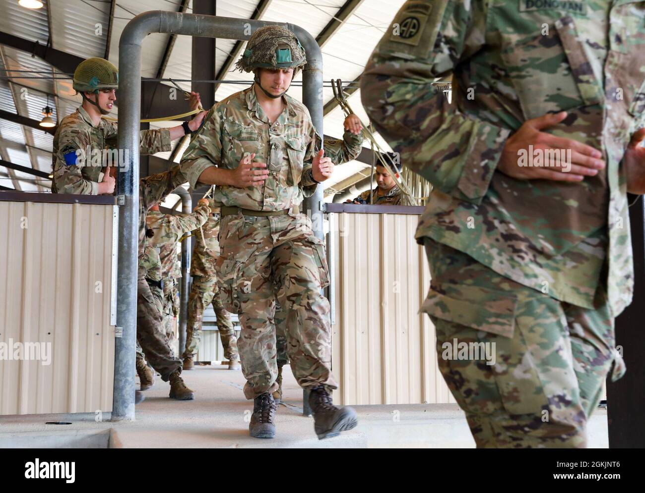 I paracadutisti statunitensi assegnati alla 82° Divisione Airborne e i paracadutisti britannici assegnati al 2° Regiment Paracadute conducono una formazione aerea sostenuta (SAT) a Green Ramp, North Carolina, 6 maggio 2021. La formazione è in preparazione di Swift Response 2021, un esercizio legato al Defender Europe che coinvolge paracadutisti provenienti da 10 nazioni della NATO. Foto Stock