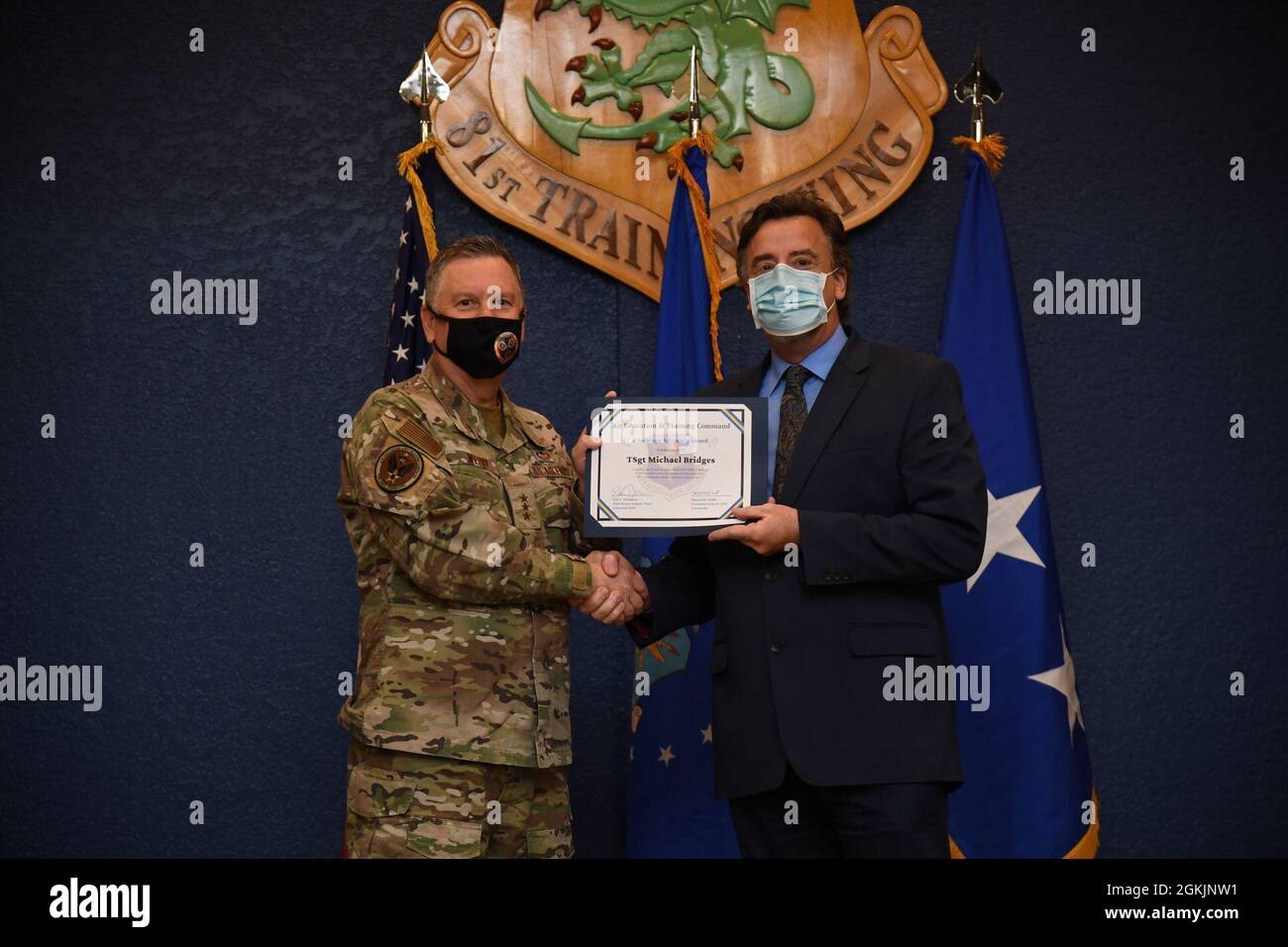 Webb, comandante del comando di addestramento per l'educazione aerea, presenta il premio iChallenge quarto posto Torch al Dr. Jerry Coats, direttore aggiunto della direzione per l'analisi e l'innovazione AETC/A9, durante la cerimonia di premiazione iExpo all'interno del Bay Breeze Event Center presso la base dell'aeronautica di Keesler, Mississippi, 6 maggio 2021. L'iChallenge è stato creato per aiutare il personale dell'AETC a creare modi nuovi e innovativi per completare la missione dell'Air Force. Air Force Chief of staff Gen. Charles Q. Brown, Jr., ha messo in atto l'approccio strategico Accelerate Change o Lose nel mese di agosto 20 Foto Stock