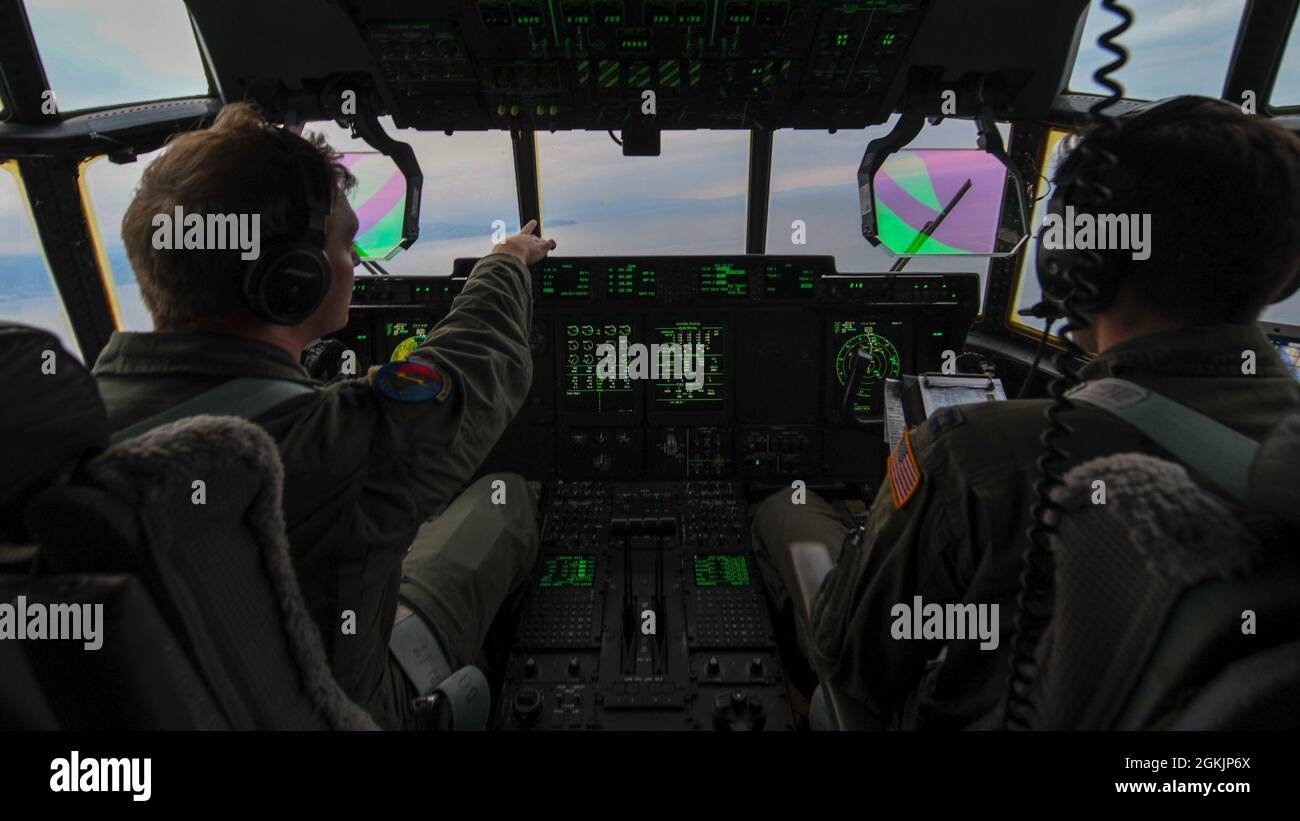 Daniel Mumford, 36esimo Airlift Squadron C-130J Pilots, sorvola il Giappone durante l'ispezione di preparazione di Samurai, 6 maggio 2021. Esercizi come la SRI aiutano gli Airmen a identificare le carenze che li motivano a perfezionare le loro abilità e a completare la missione in corso. Foto Stock