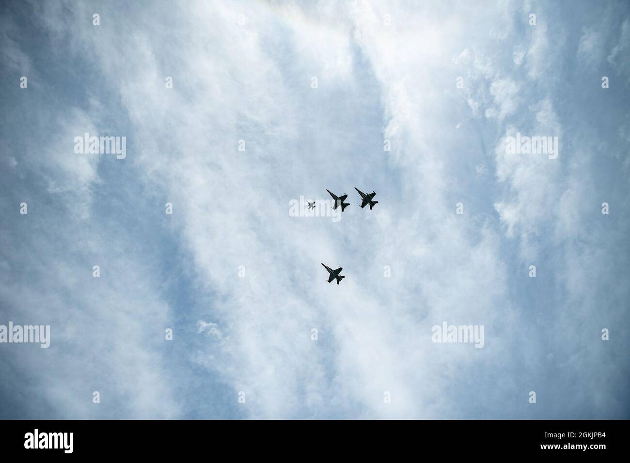 Un flyover è condotto come parte di onorificenze funebri militari con scorta funeraria per assistente comandante in pensione del corpo Marino degli Stati Uniti Gen. John Kerry Davis nella Sezione 34 del cimitero nazionale di Arlington, Arlington, Virginia, 6 maggio 2021. La figlia di Davis, Keri Davis, ha ricevuto la bandiera statunitense dal servizio del padre. Foto Stock