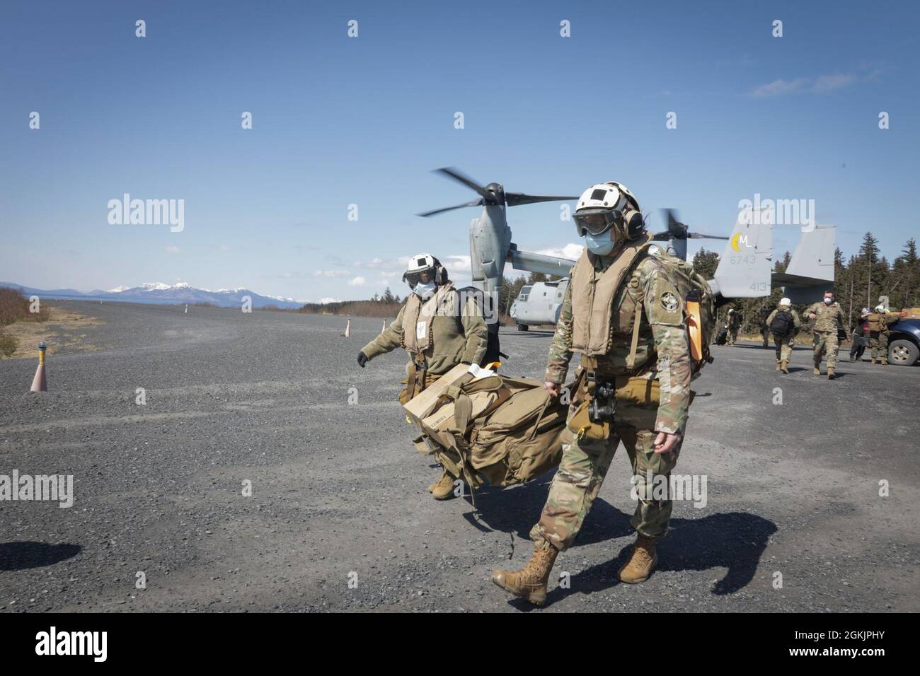 I Servicemembers degli Stati Uniti scaricano le forniture mediche da un MV-22 Osprey con Medium Tiltrotor Squadron 764, 4th Marine Aircraft Wing durante Arctic Care 2021 a Kodiak, Alaska, il 6 maggio 2021. Arctic Care 2021 è una missione di addestramento in servizio congiunto condotta dall'aeronautica degli Stati Uniti e sostenuta da membri della Guardia Nazionale dell'aria, dei Marines, delle riserve marine, della Marina, delle riserve della Marina, Guardia Nazionale, e riserve dell'esercito. Marine Forces Reserve sta fornendo tutto il supporto logistico per l'esercizio, che fornisce assistenza medica, dentale e optometrica senza costi per i residenti dell'isola di Kodiak. Foto Stock