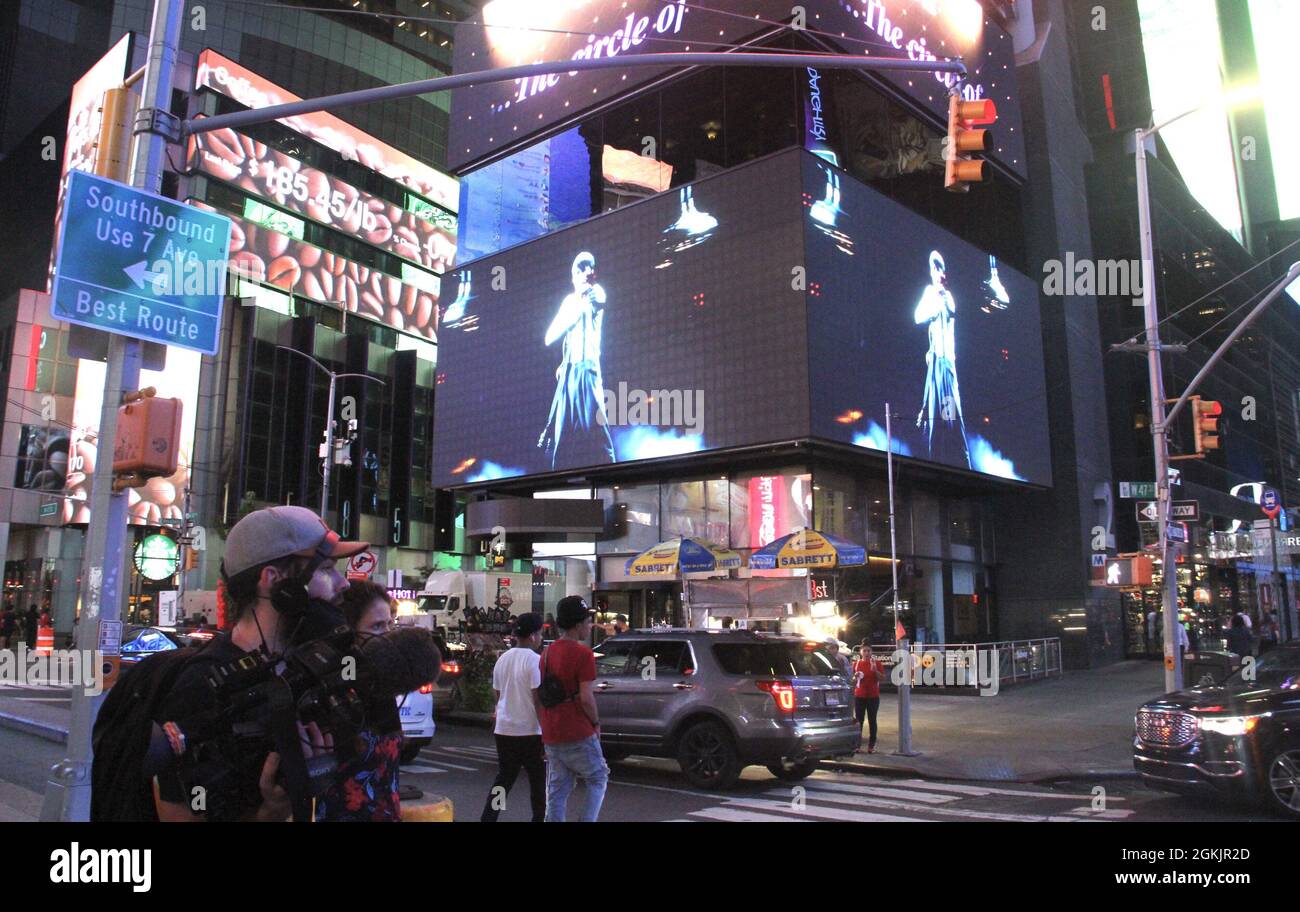 New York, Stati Uniti. 14 settembre 2021. (NUOVO) Broadway è tornato a New York. 14 settembre 2021, New York, USA: Dopo quasi un anno e mezzo, Broadway sta tornando in pieno vigore con la riapertura dei teatri di tutta New York City con spettacoli come il Re Leone, Hamilton, Wicked e Chicago e così via. All'aperto e alla segnaletica stanno collaborando con questa riapertura informando il pubblico. (Credit Image: © Niyi Fote/TheNEWS2 via ZUMA Press Wire) Foto Stock