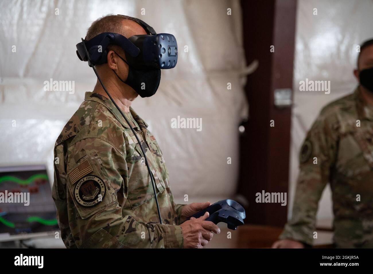 Mark Kelly, comandante del comando di combattimento aereo, vede una simulazione di realtà virtuale meteo durante una dimostrazione di innovazione il 6 maggio 2021, alla Moody Air Force base, Georgia. Air Force ha adottato simulazioni di realtà virtuale per creare scenari reali in un ambiente sicuro. Foto Stock