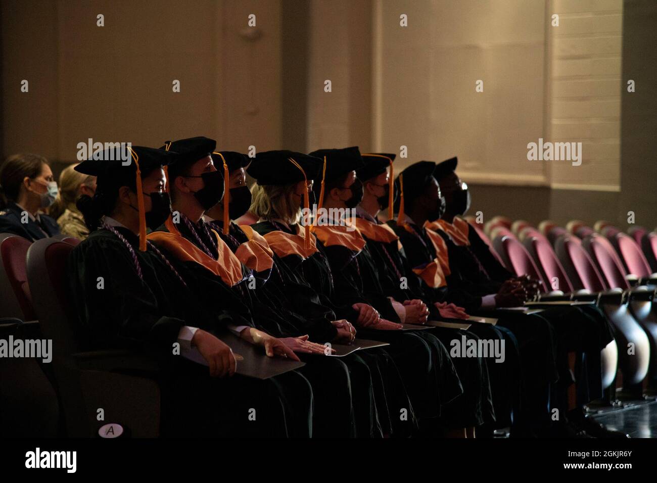 I laureati della scuola di infermieristica Daniel K. Inouye dell’Università dei servizi in uniforme ascoltano un discorso durante la loro cerimonia di inizio, il 6 maggio 2021, presso la Joint base di San Antonio-Lackland. L'USU ha avuto l'inizio per i laureati di programmi avanzati di cura multipli che sono assegnati alla base congiunta di San Antonio, ft. Bliss e ft. Cofano. Foto Stock