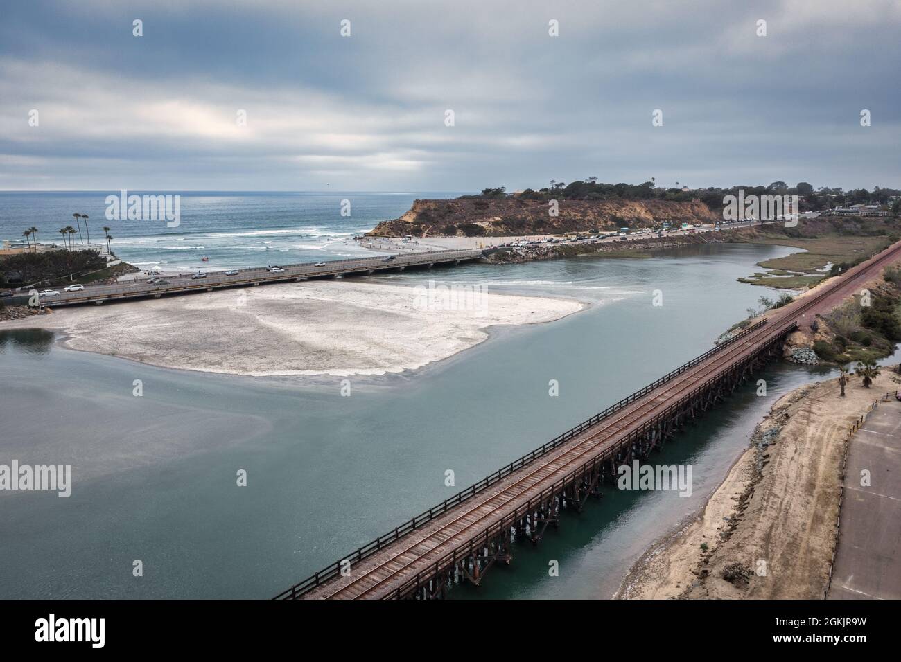 Foto con droni di acque turchesi dell'oceano e della laguna a del Mar, California Foto Stock