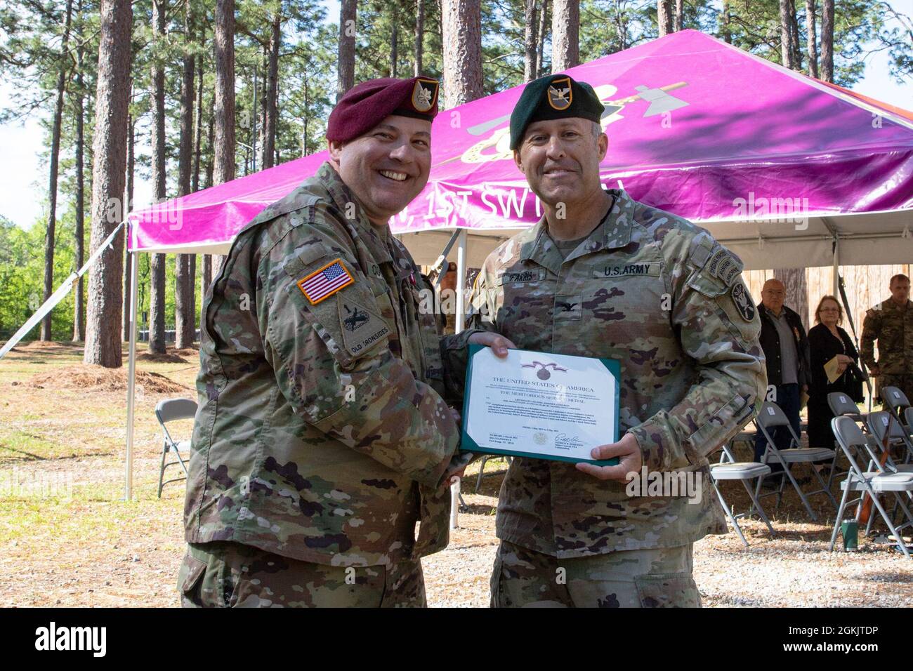 Cambio di comando del 3° Battaglione, 1° gruppo speciale di addestramento alla guerra Irborne), l'esercito degli Stati Uniti John F. Kennedy Special Warfare Center and School at Camp MacKall, North Carolina, 6 maggio 2021. Foto Stock