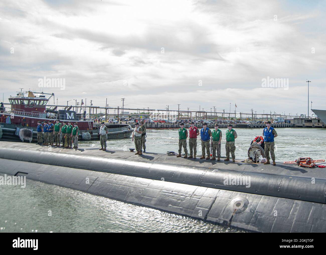 210507-N-UB406-0137 (NORFOLK, VIRGINIA) I marinai a bordo del sottomarino ad attacco rapido di classe Virginia USS New Hampshire (SSN 778) si preparano a ormeggio sul molo durante il ritorno a casa della barca alla base navale di Norfolk, 7 maggio 2021. Il New Hampshire ritorna dopo un dispiegamento di sei mesi che ha sostenuto gli interessi nazionali in materia di sicurezza e le operazioni di sicurezza marittima in mare. Foto Stock