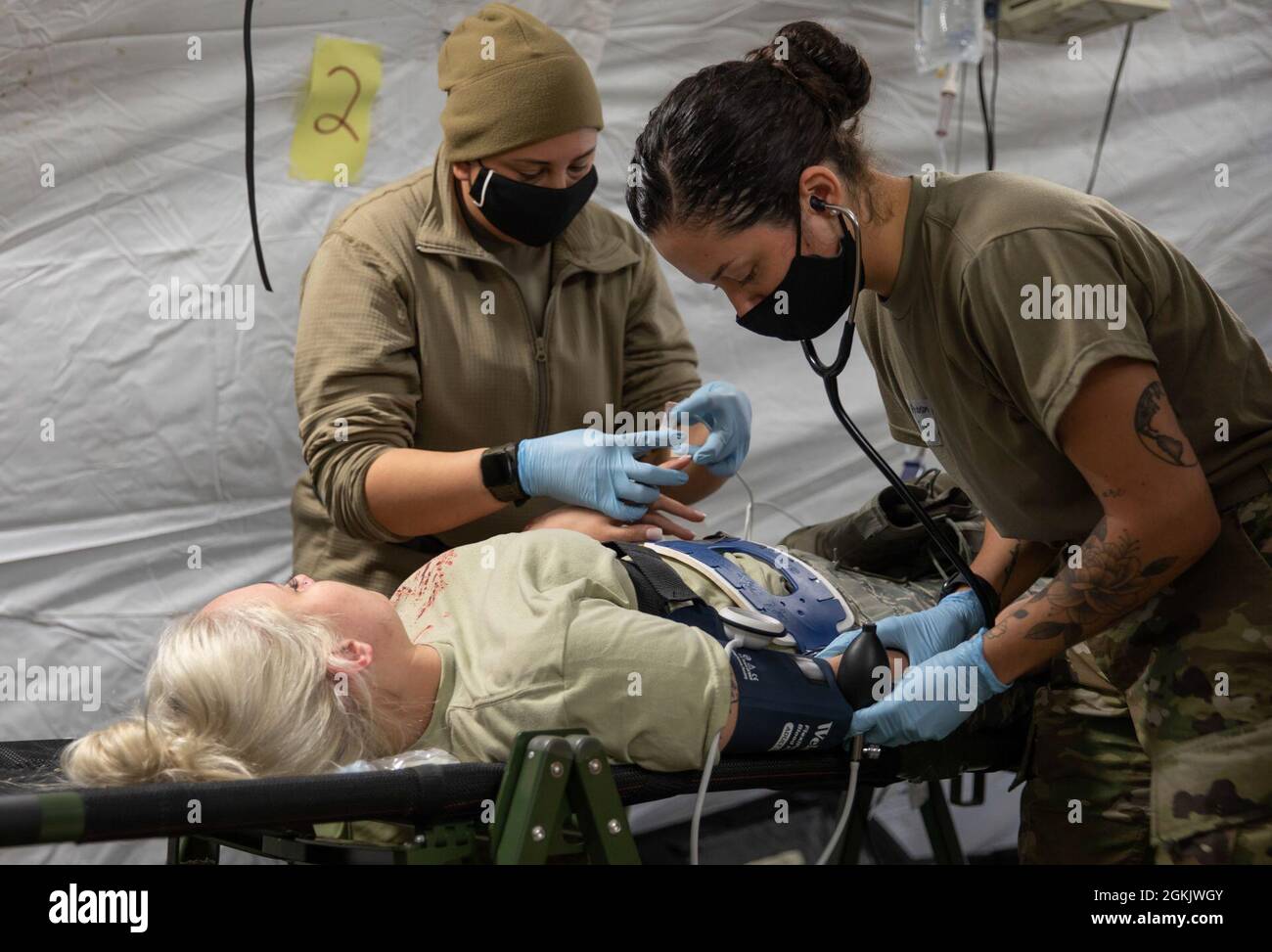 U.S. Air Force staff Sgt. Kora Anderson, un tecnico medico post-anestetico appartenente al 673d Medical Group, controlla i segni vitali di un “paziente” durante un esercizio di incidenti di massa presso la Joint base Elmendorf-Richardson, Alaska, 7 maggio 2021, A supporto delle operazioni di volo al di sopra del complesso Joint Pacific Alaska Range e del Golfo dell'Alaska durante l'esercizio Northern Edge 2021 (NE21). L'esercizio prepara il gruppo medico praticando e dimostrando la disponibilità per tutti gli scenari in un ambiente di combattimento congiunto e senza soluzione di continuità. Circa 15,000 membri del servizio di assistenza negli Stati Uniti partecipano a un tirocinio congiunto Foto Stock