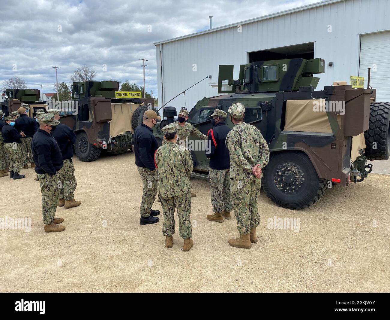 Master Sgt. Joe Warminski della 94th Training Division's Joint Light Tactical Vehicle Training Center di Fort McCoy, Wisconsin, fornisce ai marinai del comando di addestramento di reclutamento della Marina degli Stati Uniti una panoramica delle capacità del veicolo. Foto Stock