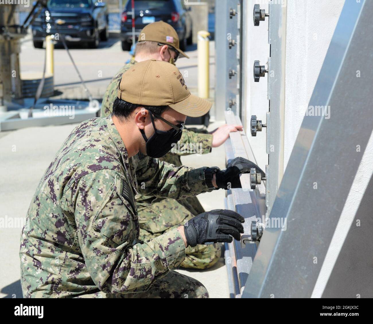 210507-N-EJ843-050 GROTON, Conn. (7 maggio 2021)-marinai assegnati al Naval Submarine Support Facility (NSSF) Weapons Department a bordo della base Naval Submarine New London ha messo su cancelli di alluvione per fissare una porta come parte di Hurricane Exercise/Citadel Gale 2021 (HURREX/CG 21). HURREX/CG 21 è un esercizio annuale condotto dal comando e comandante delle forze della flotta degli Stati Uniti, comando delle installazioni della Marina, ed è progettato per consentire alla Marina di rivedere, esercitarsi e convalidare i loro piani di risposta e le capacità operative alle condizioni meteorologiche avverse e mantenere la capacità di dispiegare le forze nelle condizioni più gravi. Foto Stock