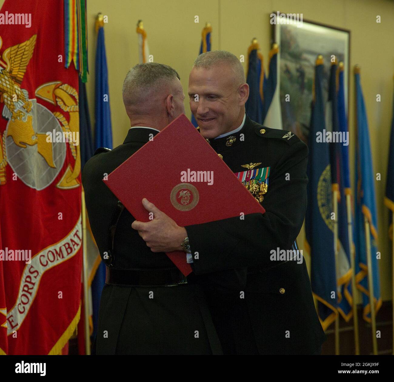 Eric M. Smith, vice comandante di Combat Development and Integration, si congratula con il Colon. Brian E. Bufton, capo dello staff di Combat Development and Integration, durante la sua cerimonia di pensionamento su MCB Quantico, Virginia, 7 maggio 2021. Bufton ha onorabilmente servito per oltre 30 anni, accumulando più di 4400 ore di volo in CH-46E, MV-22, VH-3D, e VH-60N. Foto Stock