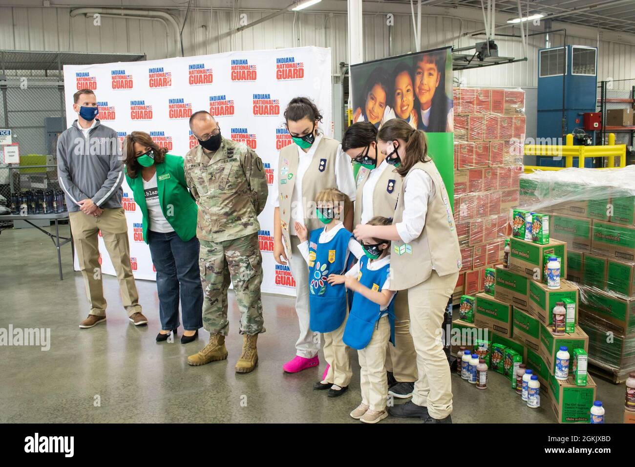 Venerdì 7 maggio, i Girl Scouts of America hanno donato 48,000 pacchetti di biscotti alla Guardia Nazionale Indiana allo Stout Field di Indianapolis, IN. Briga. Il Gen. Winslow era lì per ricevere i pallet di biscotti da Girl Scouts in uniforme e Danielle Shockey, direttore esecutivo di Girl Scouts dell'Indiana Centrale. Foto Stock